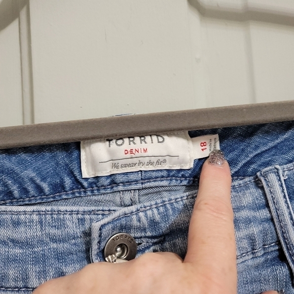 TORRID SKINNY SHORT SHORT - VINTAGE STRETCH LIGHT WASH WITH GROMMETS - Picture 6 of 8